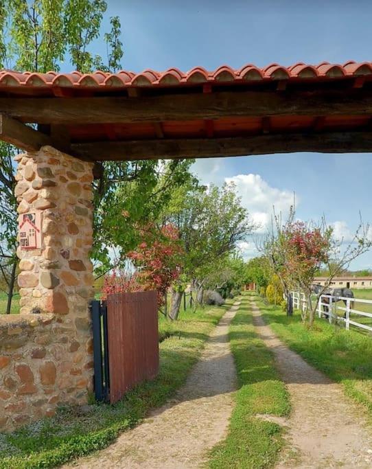 Granja De Cantarinas ซิวดัด-โรดรีโก ภายนอก รูปภาพ